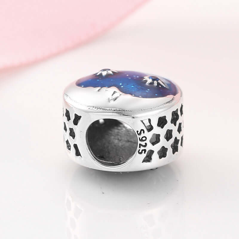 Silber Anhänger mit Mondmotiv und Glitzerdetails, ideal für Armbänder und Halsketten.