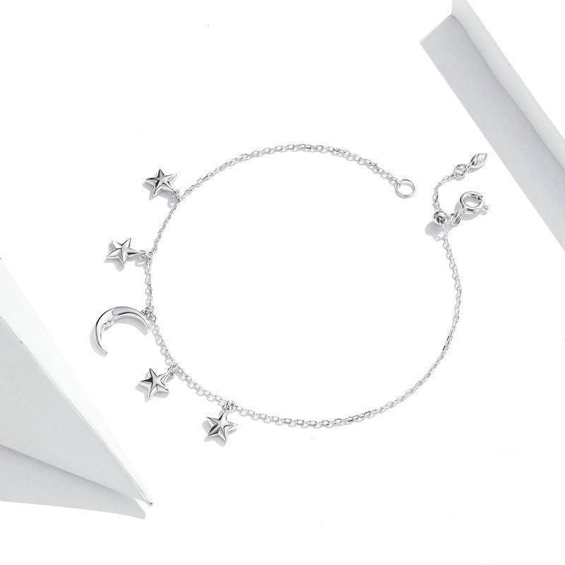 Fantasy-Armband mit Sternen und Mond aus Silber.