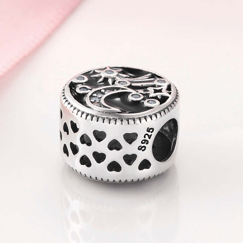 Silber Anhänger mit Mondmotiv und Herzdesign, ideal für Armband oder Halskette, hochwertiger Schmuck.