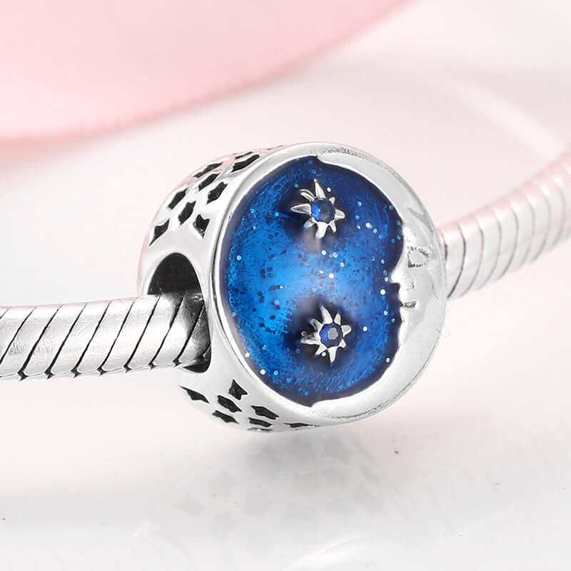 Silber Anhänger mit Mondmotiv und Blauem Glitzer für Armband oder Halskette, elegantes Design.