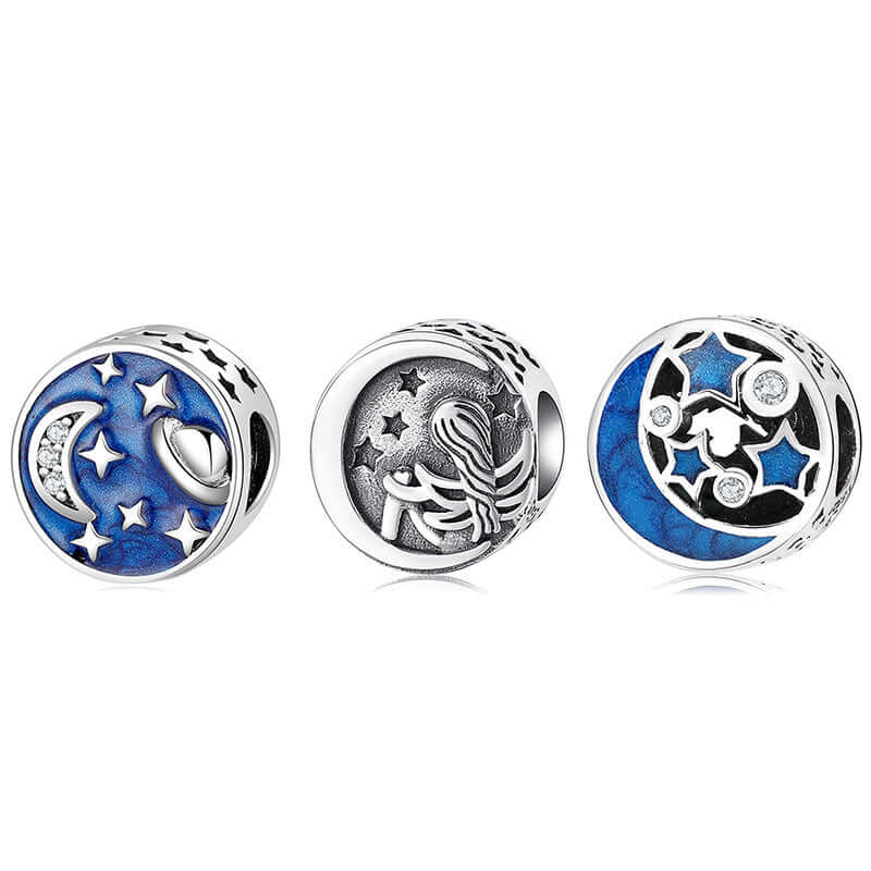 Drei stilvolle Silberanhänger mit Mondmotiv und blauen Akzenten für Armbänder oder Halsketten.