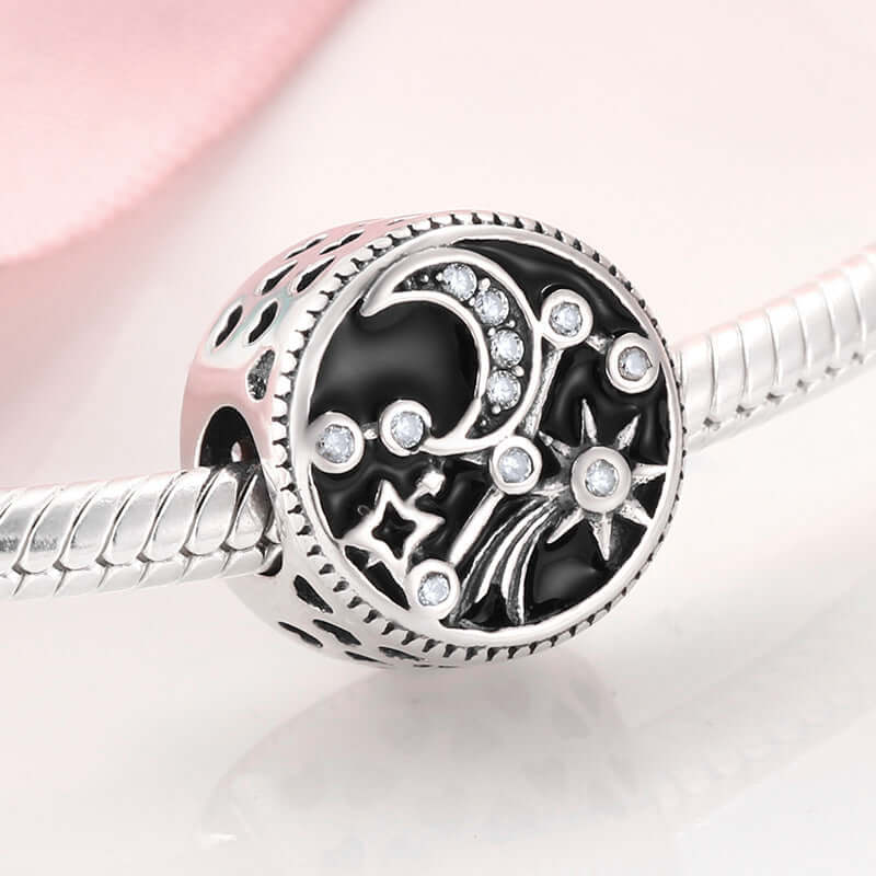 Silber Anhänger mit Mondmotiv und funkelnden Steinen für Armband oder Halskette.