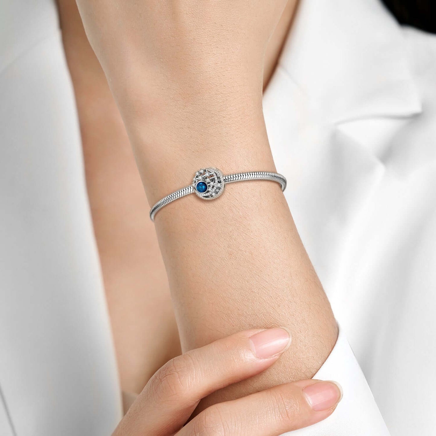 Elegante Silberarmband mit blauen Perlen und filigranem Design, ideal für stilbewusste Frauen.