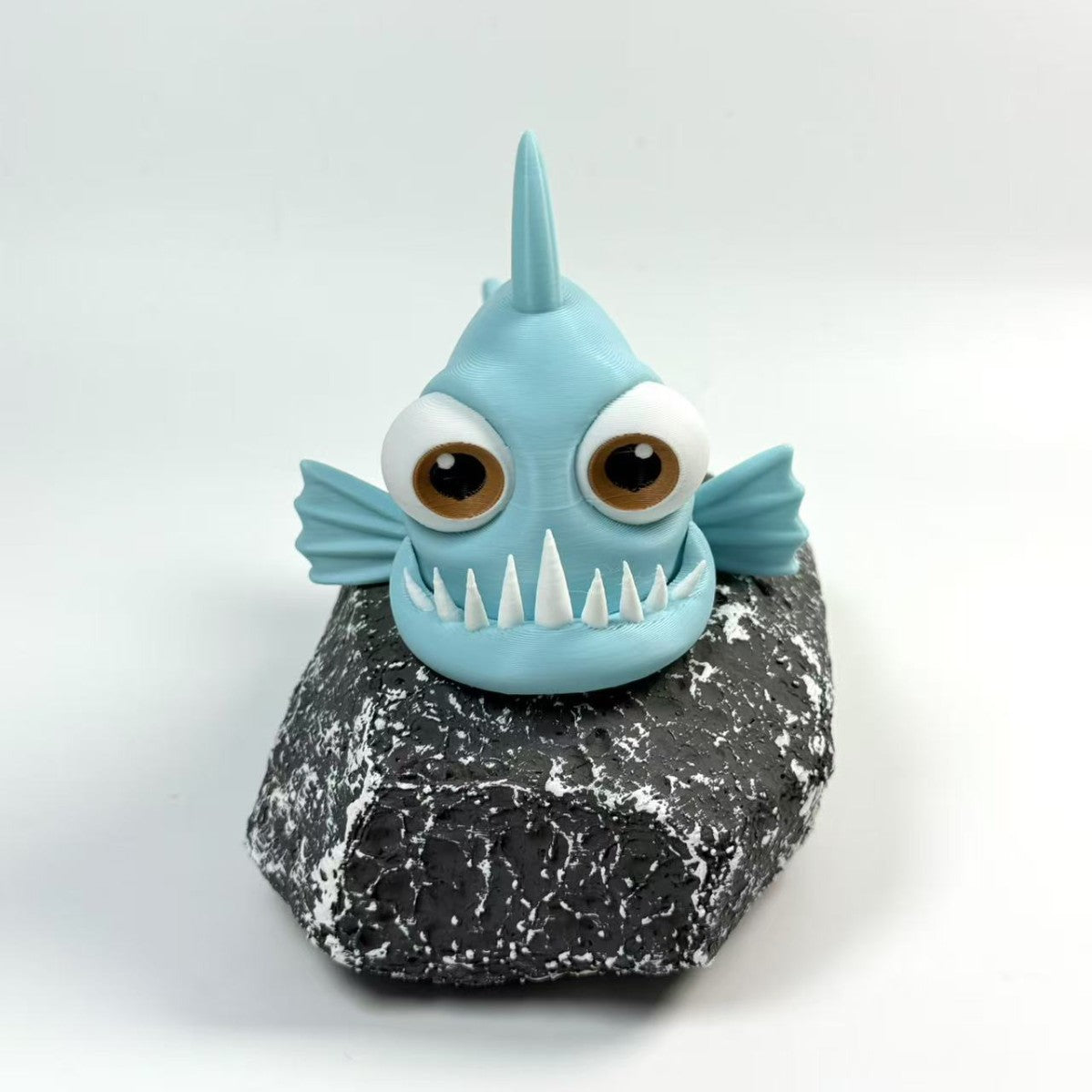 Piranha Deko Figur – Futuristisches Mini-Tiermaskottchen fürs Desk Setup | Gamer & Tech Deko | Stylischer Eyecatcher fürs Büro & Home-Office