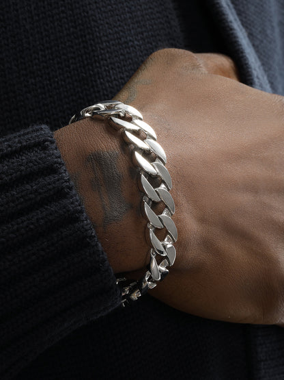 Cuban Armband S925 Sterling Silber an Hand, 13 mm dick, glänzendes Design, robust und stilvoll.