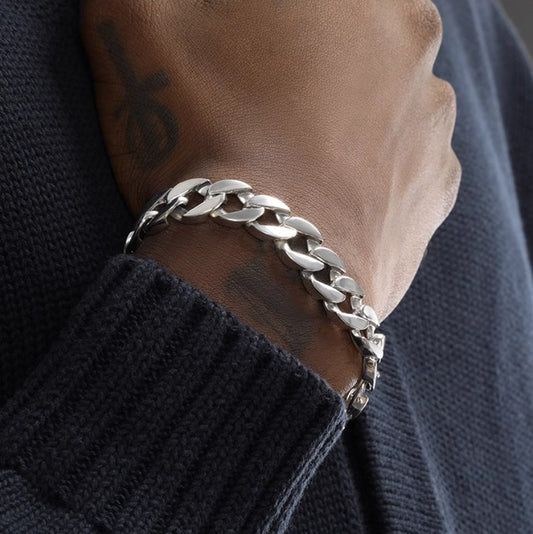 Cuban Armband S925 Sterling Silber an einem Handgelenk, markantes Design aus echtem Sterling Silber in 13 mm Breite.