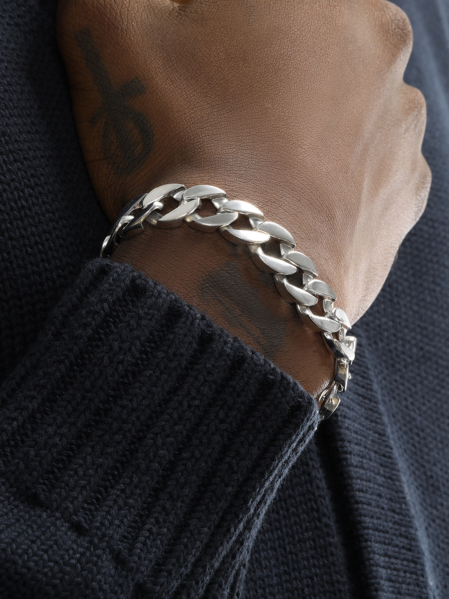 Cuban Armband S925 Sterling Silber auf dem Handgelenk einer Person, markantes Design aus echtem Sterling Silber.