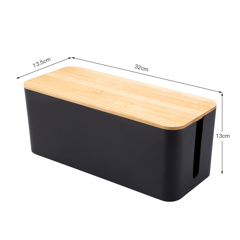 USB-Hub mit Kabelmanagement – praktischer Organizer für Schreibtisch mit Holz- und Kunststoffoberfläche.