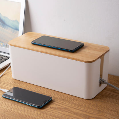 USB-Hub mit Kabelmanagement für Schreibtisch mit Holz-Deckel und Platz für Smartphones.
