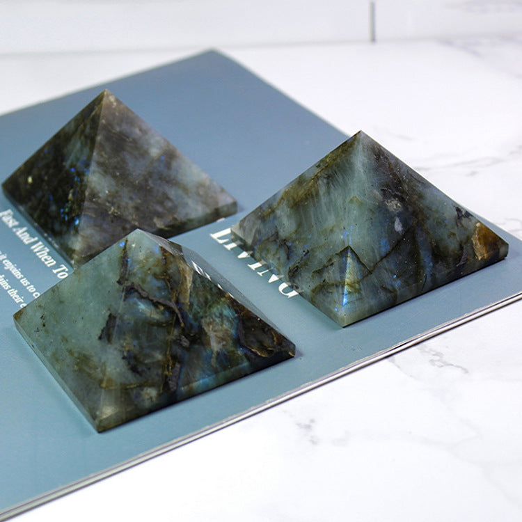 Natürliche Mondstein Pyramide – Polierter Labradorit-Kristall, Energie- & Meditationsstein, Elegante Schreibtisch- & Wohnraum Deko