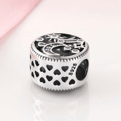 Silber Anhänger mit Mondmotiv und Herzdesign, ideal für Armband oder Halskette, hochwertiger Schmuck.