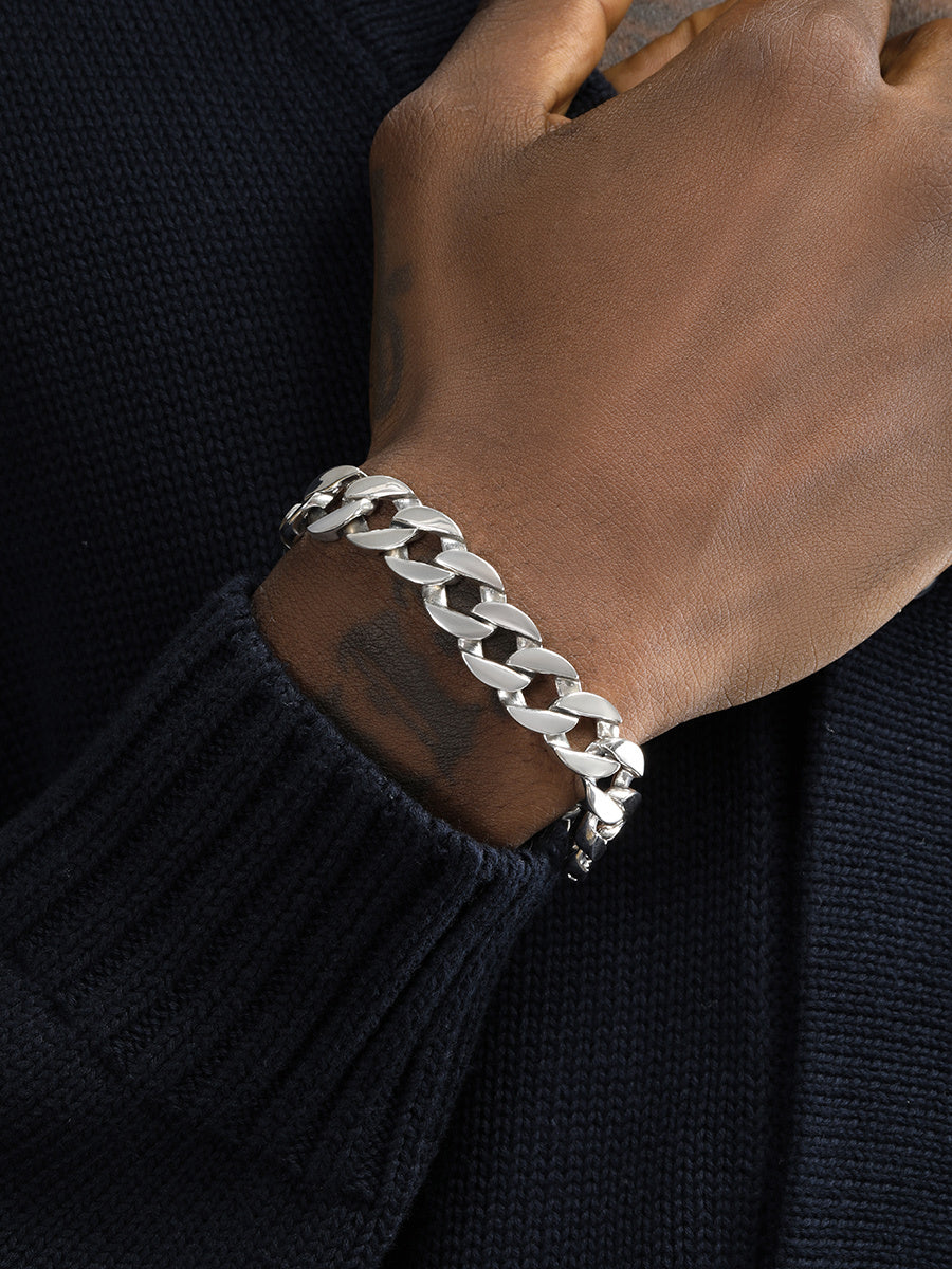 Cuban Armband S925 Sterling Silber getragen an einer Hand mit 13 mm Breite, elegant und modern.