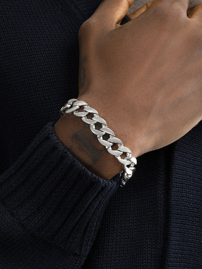 Cuban Armband S925 Sterling Silber getragen an einer Hand mit 13 mm Breite, elegant und modern.