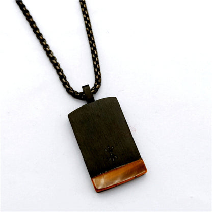 Edelstahl Vintage Anhänger mit natürlichem Tigerauge Stein auf geflochtenem Halsband für stilvolle Akzente.