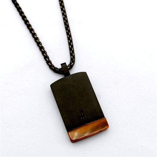 Edelstahl Vintage Anhänger mit natürlichem Tigerauge Stein auf geflochtenem Halsband für stilvolle Akzente.
