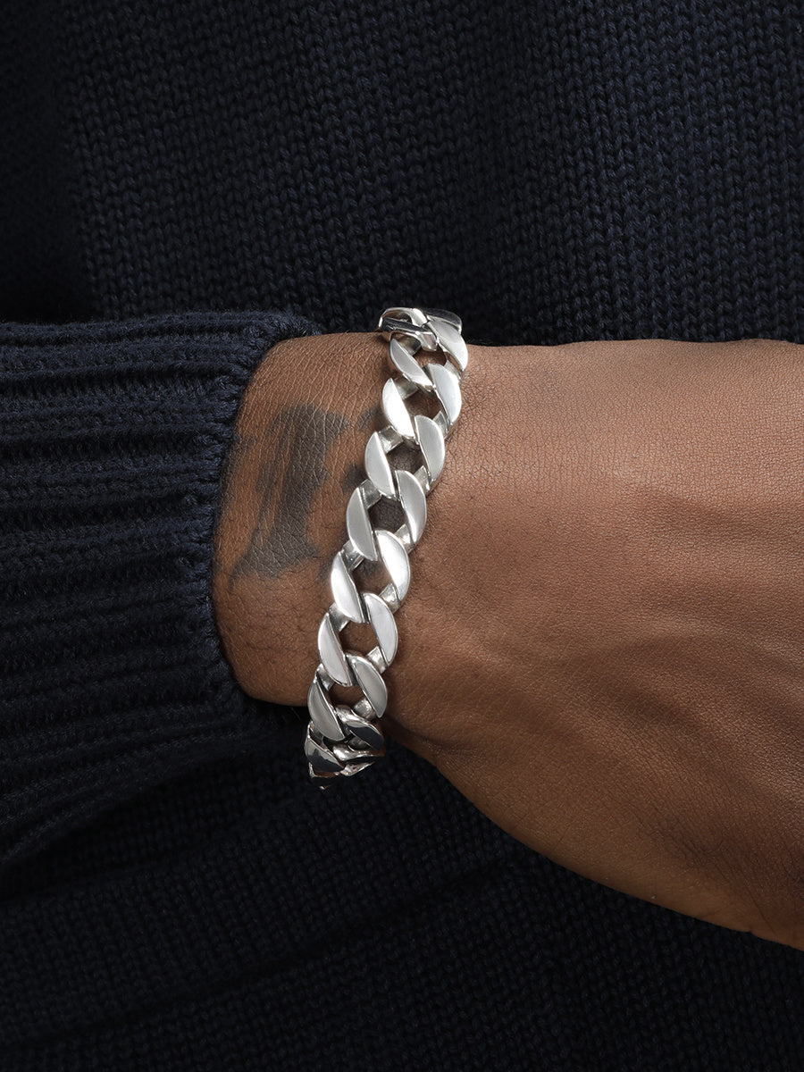 Cuban Armband S925 Sterling Silber 13 mm an Hand mit robuster Verarbeitung und edlem Glanz.