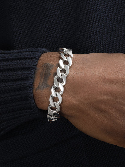 Cuban Armband S925 Sterling Silber 13 mm an Hand mit robuster Verarbeitung und edlem Glanz.
