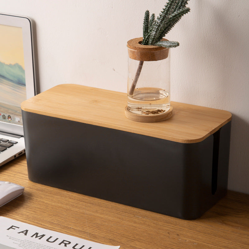 USB-Hub mit Kabelmanagement als Desktop Organizer für Ordnung auf dem Arbeitsplatz.