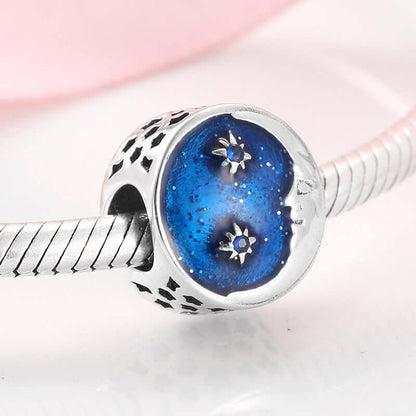 Silber Anhänger mit Mondmotiv und Blauem Glitzer für Armband oder Halskette, elegantes Design.