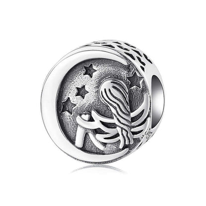 Silber Anhänger mit Mondmotiv und Sternen, ideal für Armband oder Halskette, elegantes Design für modebewusste Frauen.